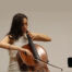 Elena Bertani jouant du violoncelle