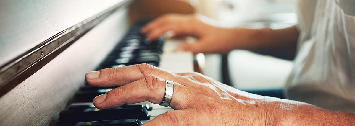 Apprendre à Jouer Du Piano Les Mains D'un Enfant Et D'un