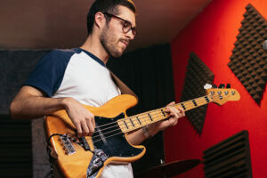 Jeune musicien jouant de la guitare basse