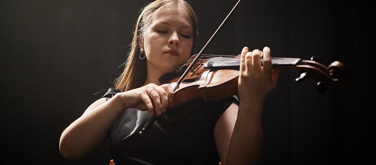 Woman playing the violin 