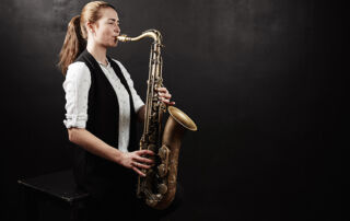 Femme portant un gilet jouant du saxophone