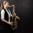 Femme portant un gilet jouant du saxophone