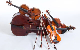Un violoncelle et trois violons
