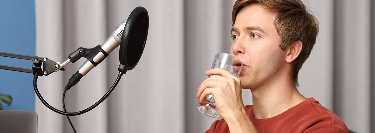 Homme buvant un verre d’eau
