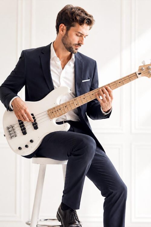 Homme assis jouant de la basse