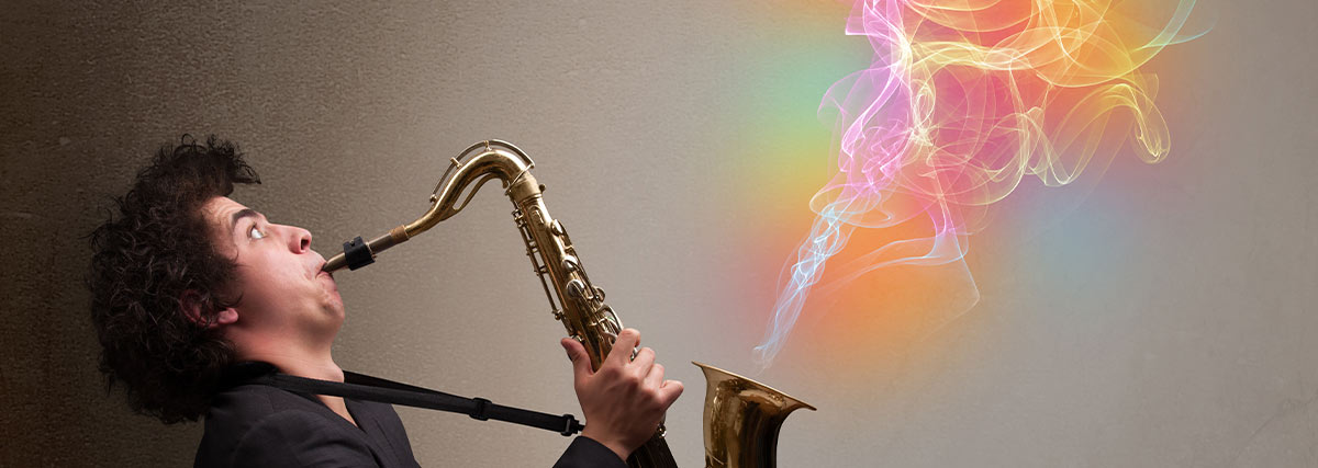 Saxophoniste jouant une musique expressive avec des ondes sonores abstraites et colorées