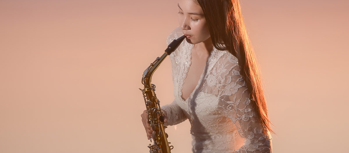 Une belle femme asiatique jouant du saxophone