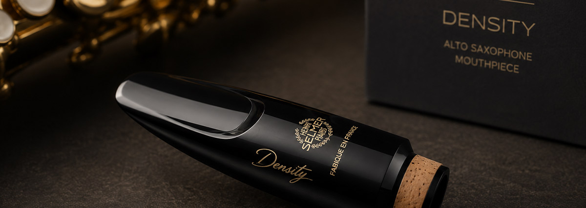Bec de saxophone alto Selmer Density présenté à côté d’un saxophone