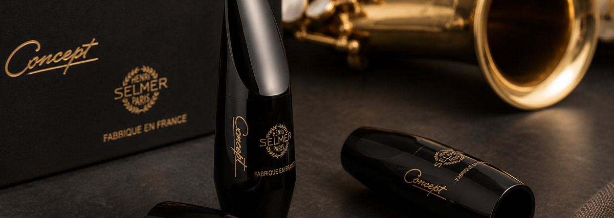 Becs de saxophone Selmer Concept présentés aux côtés d’un saxophone alto