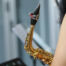 Élève saxophoniste tenant un saxophone alto, illustrant l’importance du bec et de l’anche