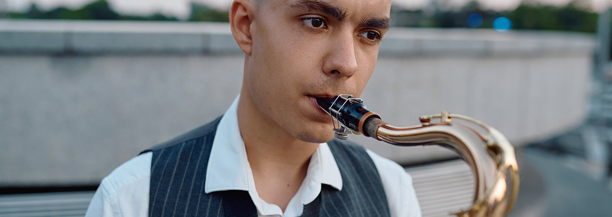 Jeune saxophoniste jouant avec une embouchure maîtrisée et concentrée