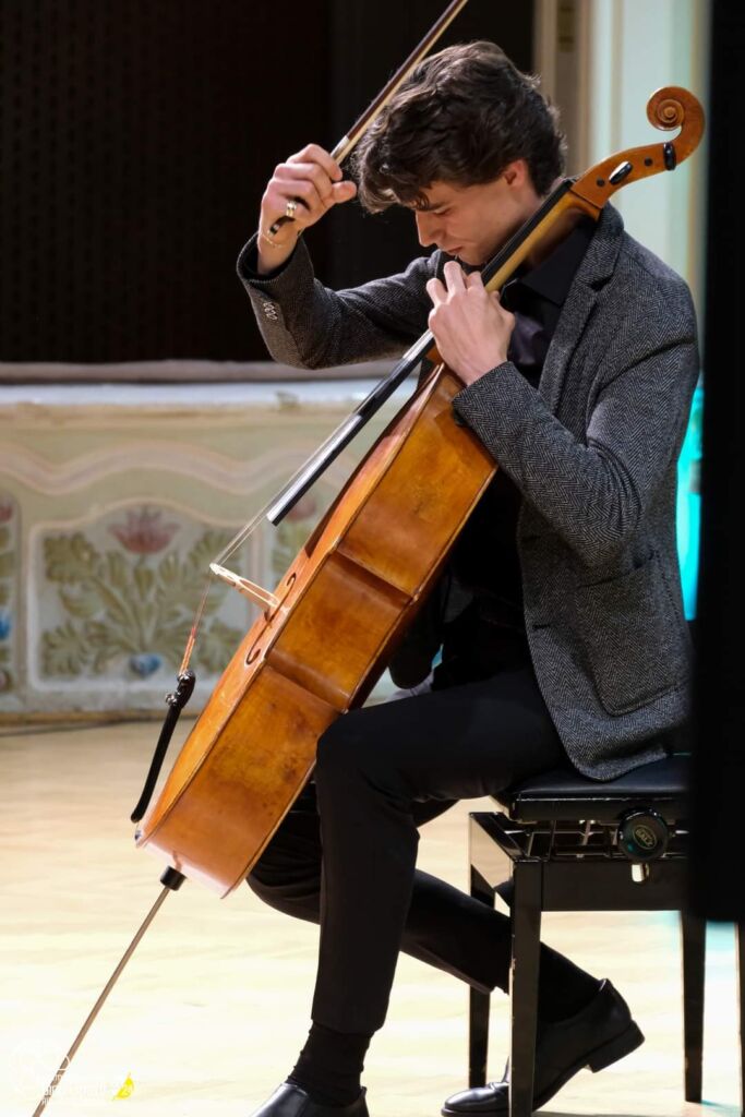 Vlad Câmpean jouant du violoncelle sur scène