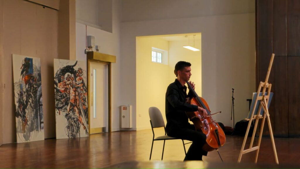 Vlad Câmpean au violoncelle dans une salle de concert
